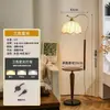 Sofá de Sala de Estar Americano de Mediados de Siglo Francés Junto a Varias Estanterías de Almacenamiento Retro Estilo Wabi-Sabi Lámparas de Piso de Mesita de Noche de Dormitorio