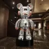 Ornamento de Chão Gigante Extra Grande (1,85m) de Urso Cartoon DJ com Strass e Vidro para Decoração de Interiores de Hotel e Pousada