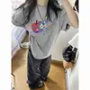 Camiseta de Seda de Leite 2026 Nova Popular Cinza Claro Manga Curta de Verão para Homens e Mulheres, Corte Solto com Estampa Estilosa