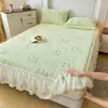 Colcha Estilo Princesa de Piel de Conejo Tallada Pieza Única con Borde de Encaje Estilo Falda de Cama Cubierta de Colchón Cubierta de Cama de Felpa de Leche Otoño e Invierno