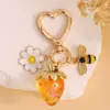 Llavero de Aleación Chapada Conserva Color con Diseño 3D de Abeja, Fresa y Flor para Bolsas y Decoraciones de Coche