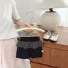 Conjunto retro de dos piezas a cuadros estilo coreano para niños, atuendo de verano para bebé con base gris, cuello de color contrastante, cintura fruncida, shorts casuales