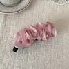Pinza de plátano de gasa plisada satinada, un accesorio para el cabello perezoso y sofisticado para atar una coleta alta en la parte posterior de la cabeza