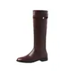 Botas de cuero tipo caballero para mujer, nuevo estilo 2026, botas largas con tacón grueso, adornos de monedas pequeñas doradas, botas de caña alta, cuero genuino, botas largas de tacón bajo