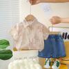 Comércio Exterior Roupas Infantis 2025 Camisa Bonita Infantil de Verão de Manga Curta com Estampa Total Shorts Jeans Infantis Conjunto de Duas Peças