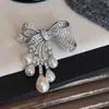 Broche de Lujo Ligero con Diamantes Completos, Perla de Agua Dulce, Borla de Lazo, Gama Alta, Exquisito y Elegante, Broche para Suéter y Traje de Otoño e Invierno para Mujer