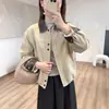 Elegante chaqueta corta casual color block de cuero artístico retro, colección otoño 2026, corte holgado color caqui para mujer