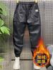 Calças de couro para motociclismo ao ar livre masculinas outono e inverno 2024 para levar para fora, calças skinny de PU quentes, à prova de vento, com forro de fleece