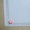 Nueva Serie de Flores de Cinco Pétalos Coloridas de Flor de Durazno Accesorios de Resina para Manualidades con Pegamento de Crema, Pinzas para el Cabello, Fundas para Teléfono y Zuecos