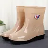 Botas de chuva femininas, de comprimento médio até a panturrilha, com forro de fleece, estilo de cano curto, sapatos impermeáveis para adultos, botas de chuva estilo coreano, estilo feminino