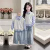 Conjunto de dos piezas de diseño moderno para niñas: sudadera tipo polo de dos piezas falsa y jeans casuales para primavera y otoño