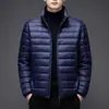Jaqueta Leve de Penugem e Algodão Masculina Outono Inverno Gola Alta Estilo Curto Roupa Externa para Meia-Idade e Jovens Casual Leve Quente Jaqueta de Algodão Jaqueta Masculina