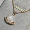 Colar Pequena Saia Versão Alta Baojia para Mulheres Banhado a Ouro Rosa 18K Madrepérola Branca Cornalina Corrente de Clavícula em Forma de Leque Totalmente Diamantada para Mulheres