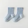25 versión coreana de calcetines para bebé de primavera y otoño sin hueso de color liso, calcetines infantiles de tubo medio a rayas antideslizantes con puntos, calcetines sueltos para bebé para el suelo