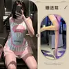 Nova coleção de lingerie para uma noite romântica: roupas de empregada doces e fofas, aventais de puro desejo e uniformes sexy