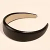 Moda de estilo europeo y americano simple retro de alta gama remache cuero diadema de ala ancha niñas viajeras diadema versátil accesorios para el cabello