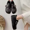 Outono de 2026 Novidades Estilo Britânico Sapatos Pequenos de Couro Nicho Velcro Fivela de Metal Sola Grossa Aumento de Altura Retrô Sapatos Individuais Femininos