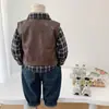 Conjunto de Ropa para Niños Primavera y Otoño 2026 Nueva Moda Ropa Infantil Bebé Otoño Estilo Coreano Chaqueta de Cuero a Cuadros Chaleco Conjunto de Tres Piezas