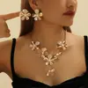Venta Caliente Europea y Americana Aleación de Zinc y Oro Incrustaciones de Pedrería Blanca Metal Flor Collar Pendientes juego Joyería para Mujer