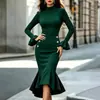 Vestido Europeu e Americano Preto de Gola Alta com Mangas Sino, Fivela de Metal, Caimento Justo, Cauda de Peixe Irregular, Vestido de Comércio Exterior