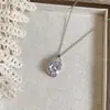 Brincos pendentes ovais de zircônia cúbica super brilhantes, um luxuoso conjunto de joias de alta costura apresentando um delicado colar e anel.