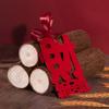 Adornos de madera para leña decorativa para una nueva casa que ingresan a la casa para una gran ceremonia de prosperidad. Suministros para mudanzas e inauguración de la casa.