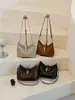 Bolsa de antebraço feminina 2026 nova moda outono bolsa de ombro versátil com toque de luxo para trabalho e deslocamento, bolsa tiracolo tipo balde