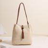 Bolso de hombro plisado de algodón tejido a la moda, nuevo bolso de paja con borlas y cuentas de madera, bolso de playa estilo vacaciones, bolso de mujer combinable.