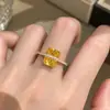 Moda de Luxo Leve Toque de Alto Padrão Bloco de Equilíbrio Dourado Cubo de Açúcar Pingente de Diamante Amarelo Anel de Zircônia Cegante Conjunto de Pedras Preciosas Coloridas