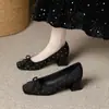 Lindo Sapato Feminino Scarpin de Salto Bloco Quadrado com Laço, Bico Quadrado, Modelo Novo 2026, Cravejado com Rebites, Toque de Luxo, Suave e Elegante, Perfeito para Combinar com Vestidos