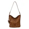 Nuevo bolso cubo versátil transfronterizo para mujer, bolso de hombro y bandolera de gamuza moderno y de alta gama, bolso cesta de moda para el día a día