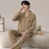 Pijama de algodón de manga larga y pantalón largo para hombre en stock, conjunto de dos piezas con cuello de solapa y diseño de botones, adecuado para transmisiones en vivo y comercio electrónico transfronterizo, ropa de casa para hombre