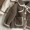 ¡Grueso y con estilo! Chaqueta de lana de cordero coreana con solapas para bebé 2026 Invierno Moda Infantil Abrigo de algodón grueso