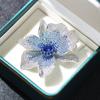 Broche de flor azul de lujo de alta gama para mujer, accesorio de chaqueta de circonita completa, elegante broche antiluz, ramillete
