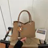 Bolso de mano de gran capacidad para mujer, nuevo modelo de otoño 2026, bolso tipo cubo de alta gama vintage versátil para el hombro y cruzado para el día a día