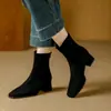 Botas Curtas de Camurça Cor Damasco para Mulheres no Outono e Inverno Novo Estilo Francês Salto Grosso Bico Quadrado com Saia Simples e Fashionável Elásticas Ajustadas