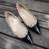 Sapatos Apontados com Tachas para Mulheres, Slip-Ons de Couro Envernizado Estilo Francês, Sapatos Baixos de Cor Nude Suave para Mulheres