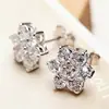 Celebridad en línea Venta al por mayor de fábrica nueva Pendientes de botón elegantes estilo coreano copo de nieve en stock venta directa pendientes de botón clásicos joyería chapada en plata