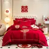 Atacado Conjunto de Quatro Peças Vermelho Brilhante para Casamento Estilo Chinês Cobertor Bordado para Casamento Quarto de Casamento Enxoval de Casamento Roupa de Cama