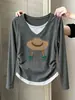 Camiseta feminina de algodão puro com manga longa e decote V, design de peça dupla falsa, moda versátil, modelagem slim, afina a cintura, peça básica para outono