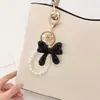 Llavero de Lujo Completo con Diamantes y Lazo de Cristal Sensación de Alta Gama Colgante de Bolso con Cadena de Perlas Tendencia de Moda Colgante de Pedrería