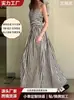 Vestido Longo Feminino Preto e Branco com Listras Verticais, Alças Finas, Franzido Lateral, Ajuste na Cintura e Saia Evasê, Estilo de Férias