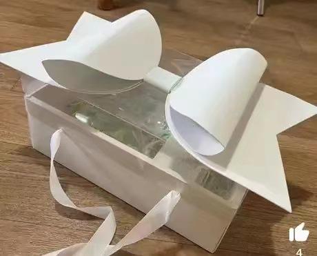 白色蝴蝶结盒子