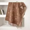 Bufanda de Camelia Estilo Pequeño Aroma Otoño Invierno 2026 para Mujer Cálida Tacto de Alta Gama Cortavientos Ropa Exterior Chal de Jacquard de Doble Cara