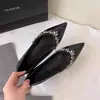 Sapatilhas Elegantes Bico Fino com Elevação Interna de 5cm, Sapatilhas Bico Fino Pretas em Couro Patente com Corrente de Strass Nude, Sapatos Femininos para o Dia a Dia