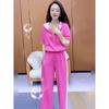 Roupa de verão com um conjunto de roupa esportiva casual feminina, suéter de manga curta com capuz em cor contrastante, calça pantalona, conjunto de duas peças