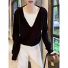 Blusa de Tricô Manga Longa Color Block Falsa Duas Peças com Capuz Feminina 2026 Outono Novo Design Casual Solta Rejuvenescedora