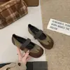 Sapatos Mary Jane Retro com Velcro e Bico Dividido Pata de Porco Femininos 2026 Outono/Inverno Versátil Slip-on Antiderrapante Planos Sapatos Individuais Tendência