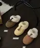 Pantuflas esponjosas de suela gruesa de un paso para mujer, nuevo estilo Otoño/Invierno 2026, punta cerrada, para usar en exteriores, que aumentan la altura, forradas de felpa, botas de nieve, medias pantuflas