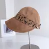 Chapéu de Aba Reta Estilo Coreano Retrô Estampado de Leopardo para Mulheres Outono Streetwear Versátil Chapéu de Equitação Temperamento Artístico Proteção Solar Chapéu Bucket Tendência